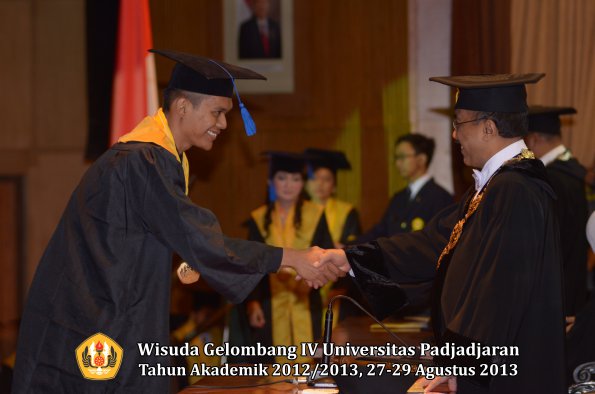 wisuda-unpad-gel-iv-ta-2012_2013-fakultas-isip-oleh-rektor-151