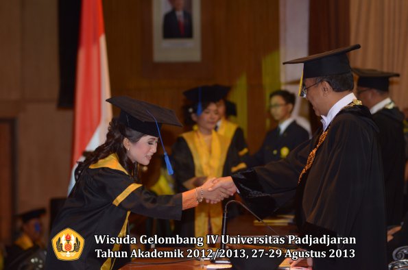 wisuda-unpad-gel-iv-ta-2012_2013-fakultas-isip-oleh-rektor-152