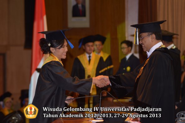 wisuda-unpad-gel-iv-ta-2012_2013-fakultas-isip-oleh-rektor-153