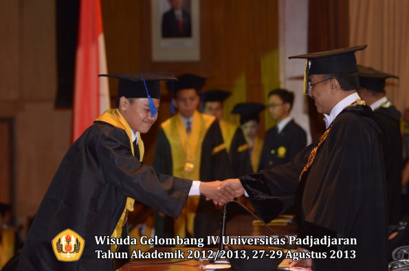 wisuda-unpad-gel-iv-ta-2012_2013-fakultas-isip-oleh-rektor-154