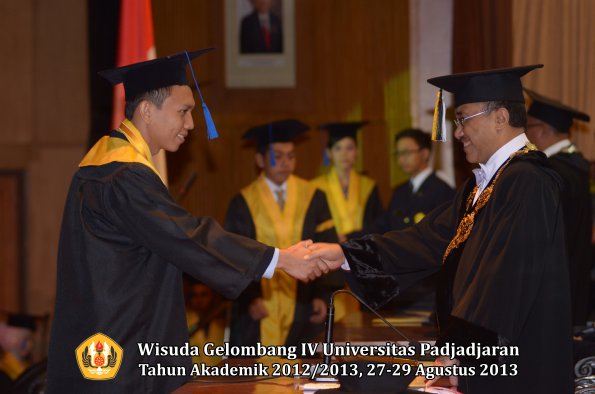 wisuda-unpad-gel-iv-ta-2012_2013-fakultas-isip-oleh-rektor-155