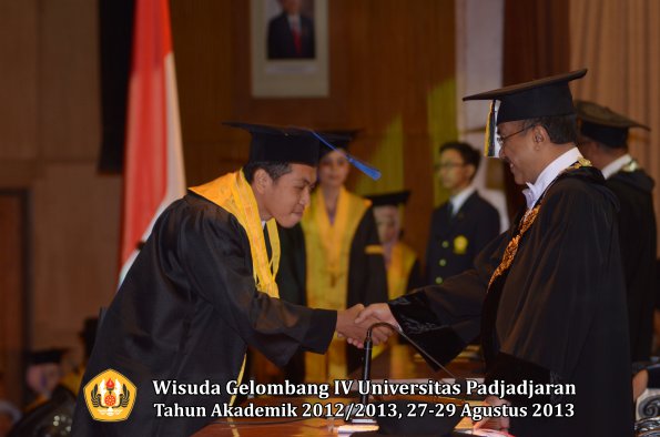 wisuda-unpad-gel-iv-ta-2012_2013-fakultas-isip-oleh-rektor-156