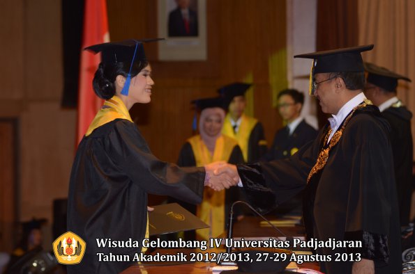 wisuda-unpad-gel-iv-ta-2012_2013-fakultas-isip-oleh-rektor-157