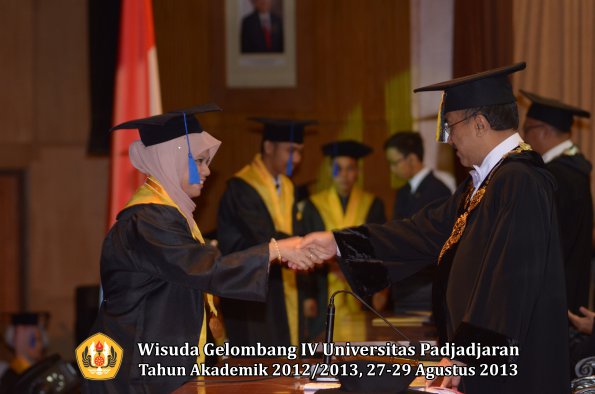 wisuda-unpad-gel-iv-ta-2012_2013-fakultas-isip-oleh-rektor-158