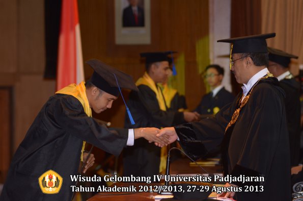 wisuda-unpad-gel-iv-ta-2012_2013-fakultas-isip-oleh-rektor-159