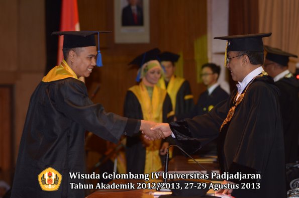 wisuda-unpad-gel-iv-ta-2012_2013-fakultas-isip-oleh-rektor-160