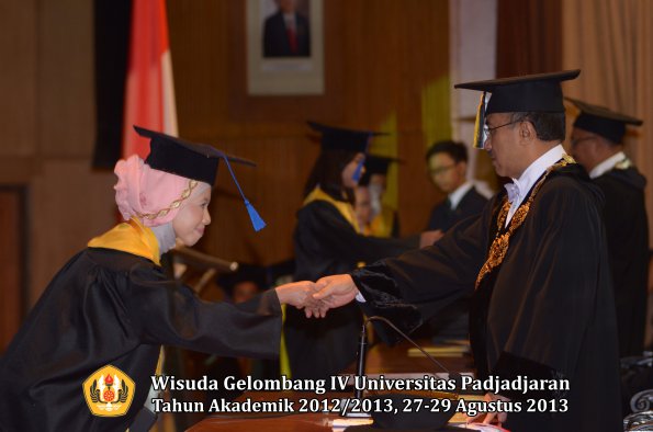 wisuda-unpad-gel-iv-ta-2012_2013-fakultas-isip-oleh-rektor-163