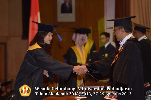 wisuda-unpad-gel-iv-ta-2012_2013-fakultas-isip-oleh-rektor-164