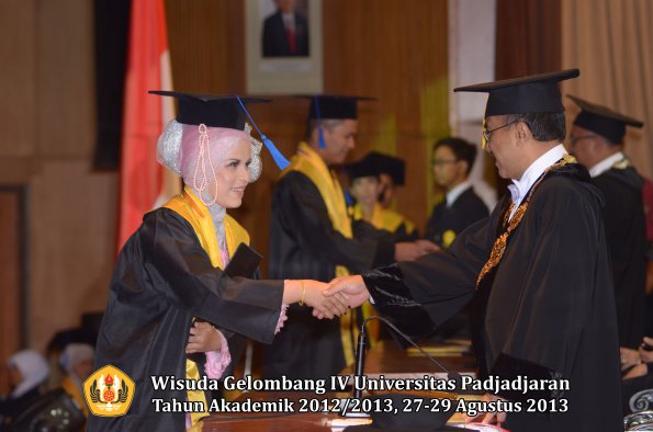 wisuda-unpad-gel-iv-ta-2012_2013-fakultas-isip-oleh-rektor-165