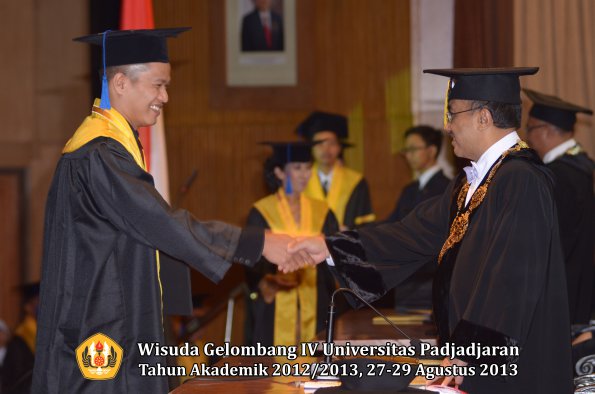 wisuda-unpad-gel-iv-ta-2012_2013-fakultas-isip-oleh-rektor-166