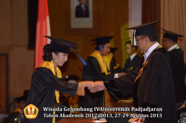 wisuda-unpad-gel-iv-ta-2012_2013-fakultas-isip-oleh-rektor-167