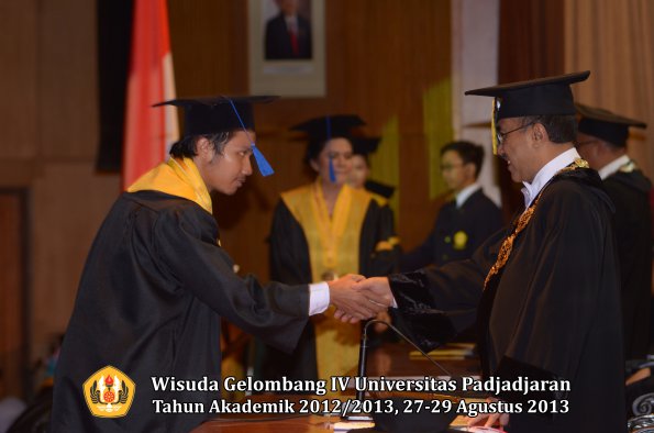 wisuda-unpad-gel-iv-ta-2012_2013-fakultas-isip-oleh-rektor-168