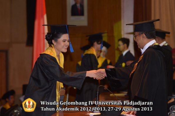 wisuda-unpad-gel-iv-ta-2012_2013-fakultas-isip-oleh-rektor-169