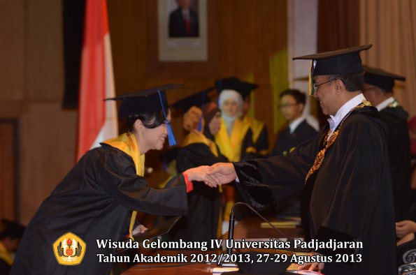 wisuda-unpad-gel-iv-ta-2012_2013-fakultas-isip-oleh-rektor-170