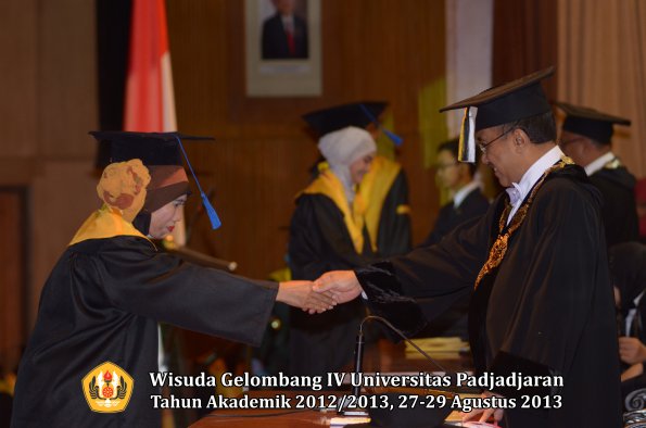 wisuda-unpad-gel-iv-ta-2012_2013-fakultas-isip-oleh-rektor-171