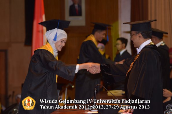 wisuda-unpad-gel-iv-ta-2012_2013-fakultas-isip-oleh-rektor-172