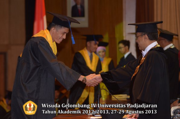 wisuda-unpad-gel-iv-ta-2012_2013-fakultas-isip-oleh-rektor-173