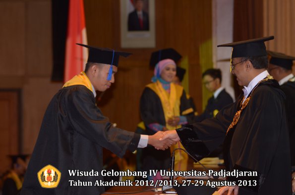 wisuda-unpad-gel-iv-ta-2012_2013-fakultas-isip-oleh-rektor-174