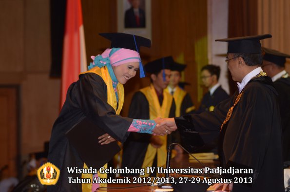 wisuda-unpad-gel-iv-ta-2012_2013-fakultas-isip-oleh-rektor-175