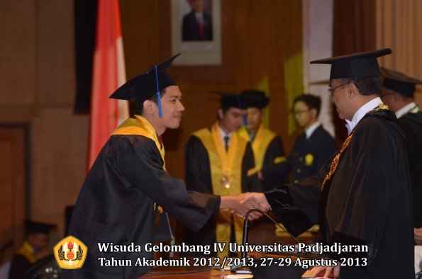 wisuda-unpad-gel-iv-ta-2012_2013-fakultas-isip-oleh-rektor-176