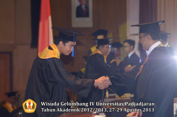 wisuda-unpad-gel-iv-ta-2012_2013-fakultas-isip-oleh-rektor-177