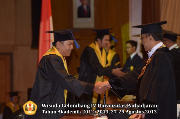 wisuda-unpad-gel-iv-ta-2012_2013-fakultas-isip-oleh-rektor-178