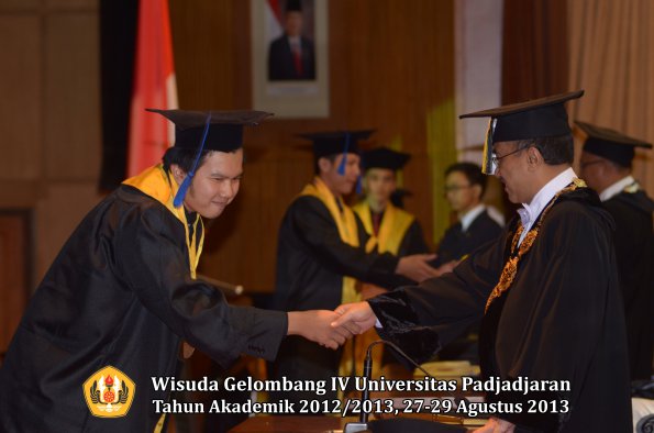 wisuda-unpad-gel-iv-ta-2012_2013-fakultas-isip-oleh-rektor-179