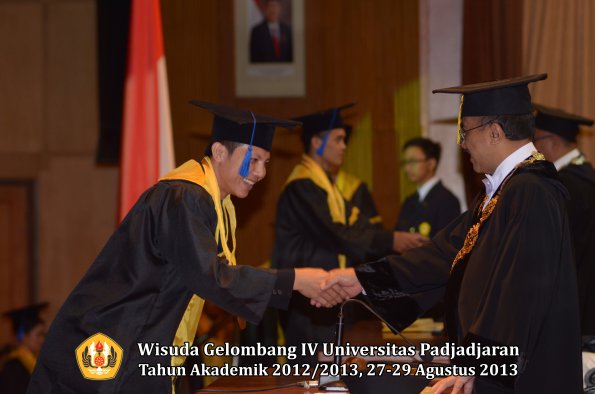 wisuda-unpad-gel-iv-ta-2012_2013-fakultas-isip-oleh-rektor-180