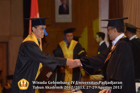 wisuda-unpad-gel-iv-ta-2012_2013-fakultas-isip-oleh-rektor-181