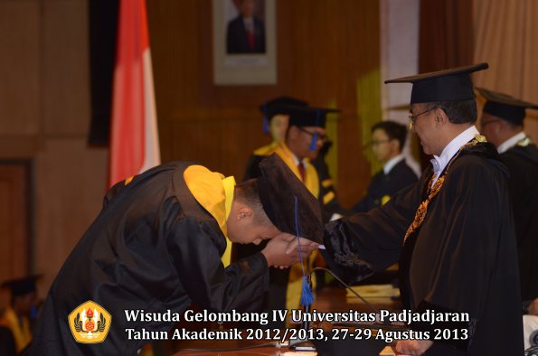 wisuda-unpad-gel-iv-ta-2012_2013-fakultas-isip-oleh-rektor-182