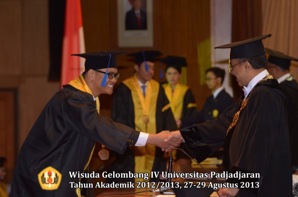 wisuda-unpad-gel-iv-ta-2012_2013-fakultas-isip-oleh-rektor-183