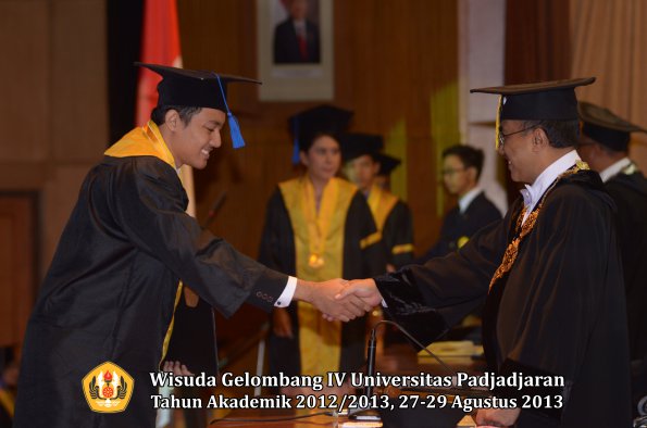 wisuda-unpad-gel-iv-ta-2012_2013-fakultas-isip-oleh-rektor-184