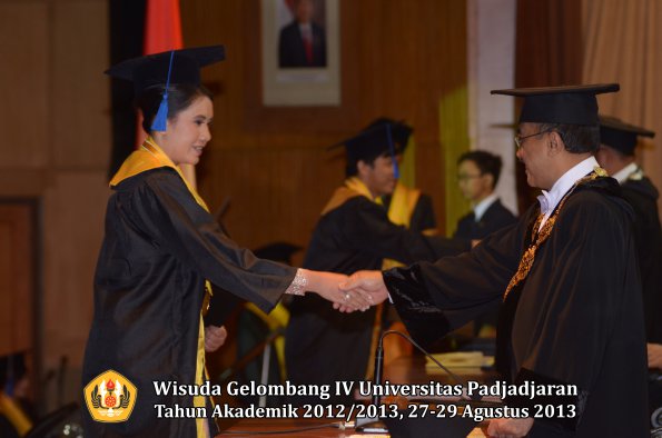 wisuda-unpad-gel-iv-ta-2012_2013-fakultas-isip-oleh-rektor-185