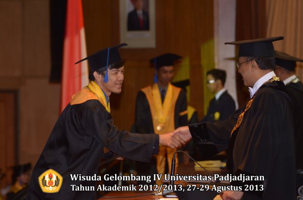 wisuda-unpad-gel-iv-ta-2012_2013-fakultas-isip-oleh-rektor-186