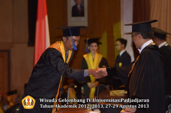 wisuda-unpad-gel-iv-ta-2012_2013-fakultas-isip-oleh-rektor-187