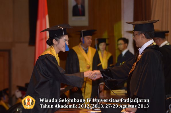 wisuda-unpad-gel-iv-ta-2012_2013-fakultas-isip-oleh-rektor-188