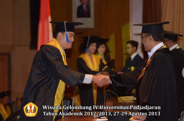 wisuda-unpad-gel-iv-ta-2012_2013-fakultas-isip-oleh-rektor-189