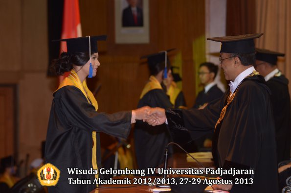 wisuda-unpad-gel-iv-ta-2012_2013-fakultas-isip-oleh-rektor-190