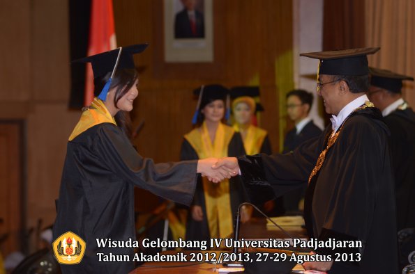 wisuda-unpad-gel-iv-ta-2012_2013-fakultas-isip-oleh-rektor-191