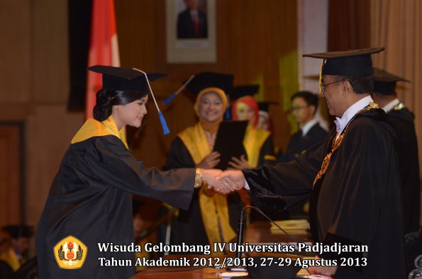 wisuda-unpad-gel-iv-ta-2012_2013-fakultas-isip-oleh-rektor-192