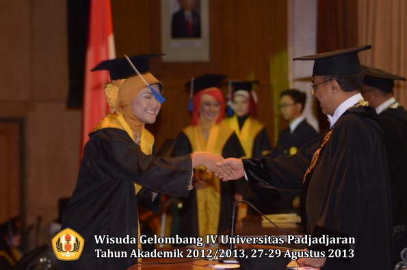 wisuda-unpad-gel-iv-ta-2012_2013-fakultas-isip-oleh-rektor-193