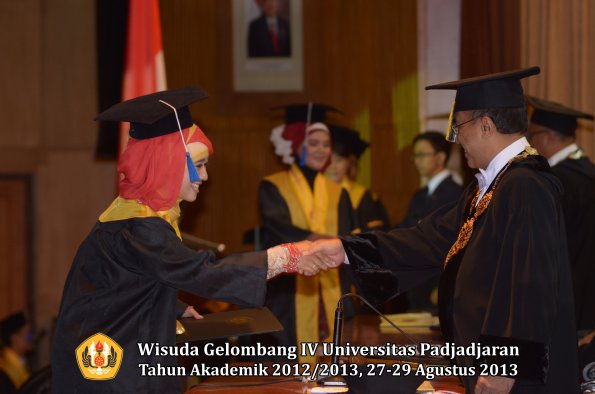 wisuda-unpad-gel-iv-ta-2012_2013-fakultas-isip-oleh-rektor-194