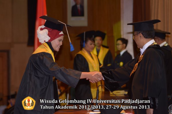 wisuda-unpad-gel-iv-ta-2012_2013-fakultas-isip-oleh-rektor-195