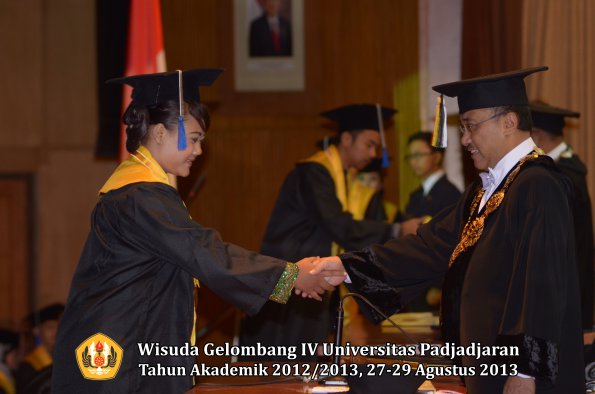 wisuda-unpad-gel-iv-ta-2012_2013-fakultas-isip-oleh-rektor-196