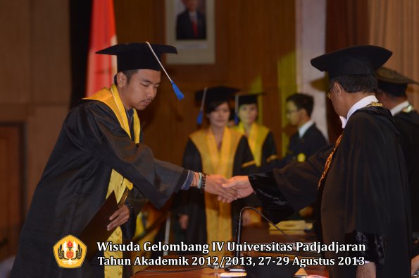 wisuda-unpad-gel-iv-ta-2012_2013-fakultas-isip-oleh-rektor-197