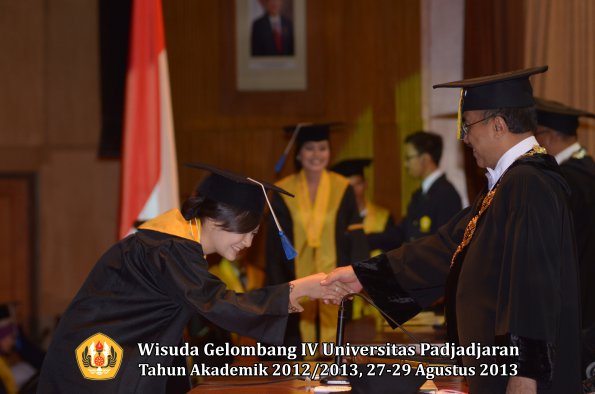 wisuda-unpad-gel-iv-ta-2012_2013-fakultas-isip-oleh-rektor-198