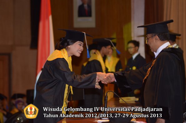 wisuda-unpad-gel-iv-ta-2012_2013-fakultas-isip-oleh-rektor-199