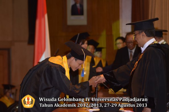 wisuda-unpad-gel-iv-ta-2012_2013-fakultas-isip-oleh-rektor-200