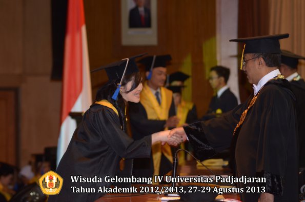 wisuda-unpad-gel-iv-ta-2012_2013-fakultas-isip-oleh-rektor-201