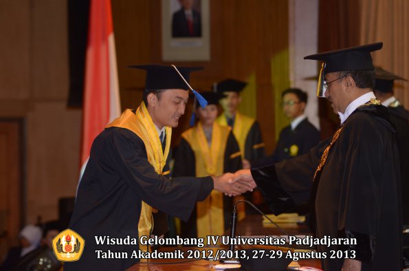 wisuda-unpad-gel-iv-ta-2012_2013-fakultas-isip-oleh-rektor-202